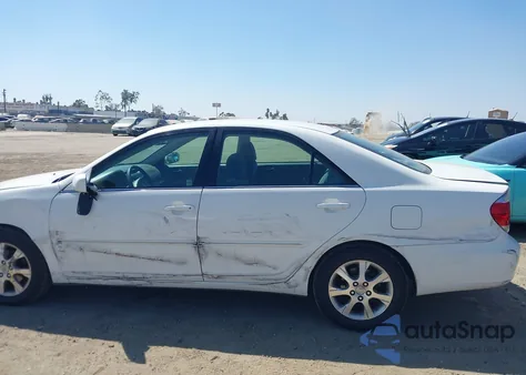2005 Toyota Camry Xle z USA, uszkodzony, nr VIN 4T1BE30K75U029634